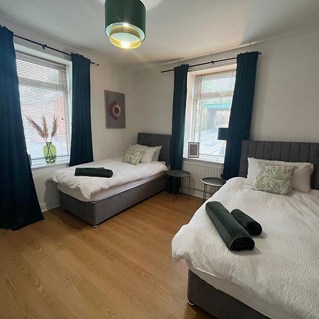 Modern & Retro Two Bedroom Apartment In Μπάρνσλεϊ Εξωτερικό φωτογραφία